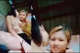 ညီအမနှစ်ယောက်အပြန်အလှန်ပြုစုပေးနေကြတာ